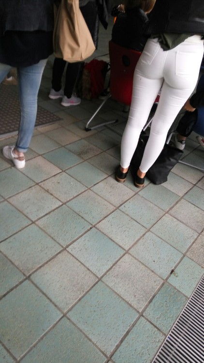 candidprdz:Very hot ass in tight jeans. ;-)