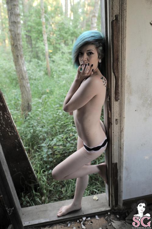 past-her-eyes:  Cheshi Hopeful cheshi.suicidegirls.com Link to South African SuicideGirls