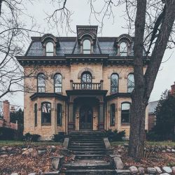 tisnearhalloween: Victorian homes perfect for Halloween. 🏚️👻 {{Get your haunted vibes here}} 
