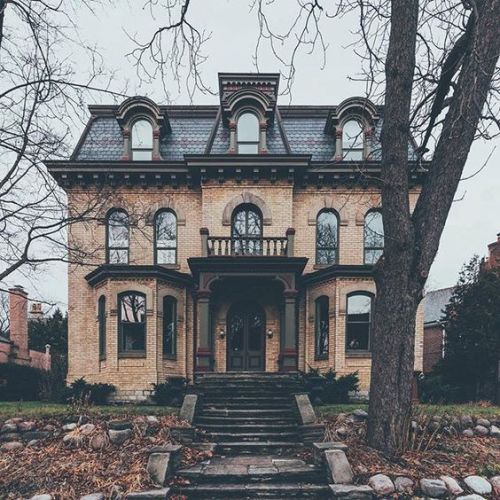 tisnearhalloween: Victorian homes perfect for Halloween. ️ {{Get your haunted vibes here}}