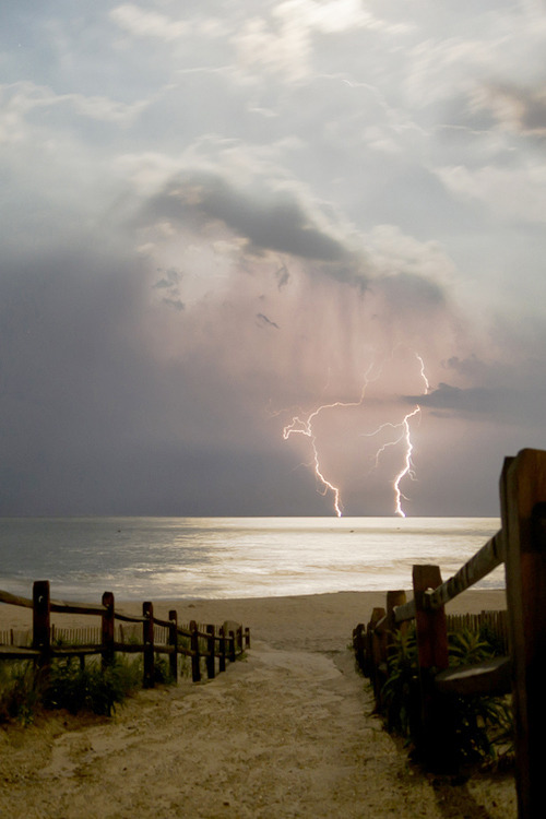 Porn photo c1tylight5:  Storm Over Ocean | James Wasneuski