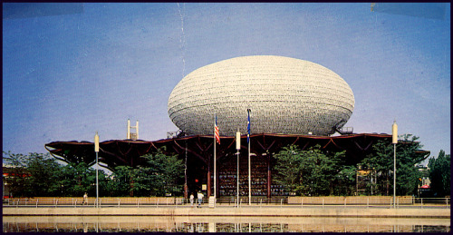The 90-foot-high ovoid theatre of the IBM Pavilion at the 1964 New York World&rsquo;s Fair, Char