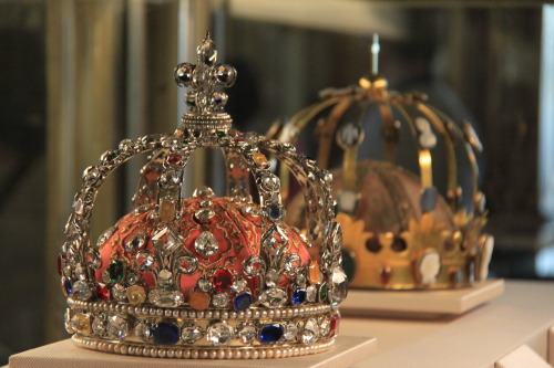 tiny-librarian:Louis XV’s crown compared to how it appears in paintings. It is one of only 6 remaining French Royal crowns, as the vast majority of the ones belonging to the Ancien Regime were unfortunately destroyed during the French Revolution. It