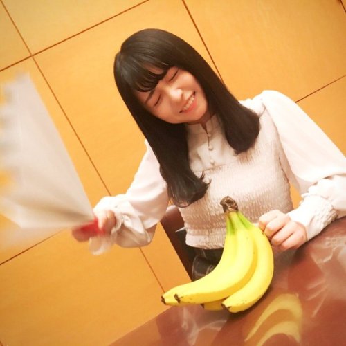 yurnahirate: 長濱うる（売る） バナナのたたき売りに挑戦する長濱さん #長濱ねる50音チャレンジ 