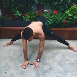 b0yonce:  🙏🏾 Yoga Boy 🙏🏾 #BackAtIt