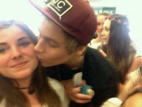 flannelukee:  @5SOS: LOL Luke mooned a guy who was yelling at some fans, LAD
