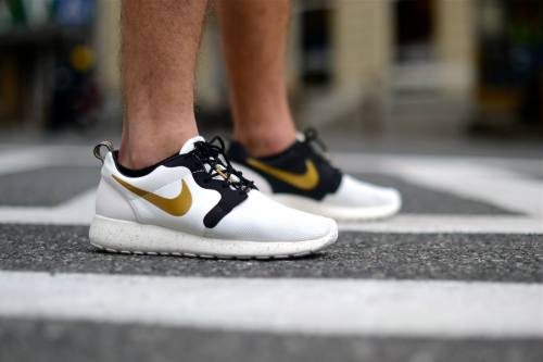 nike roshe run gold trophy