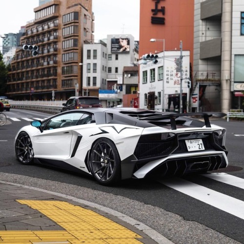 Throwback to June in Tokyo ⛩ @RoyalCarsMG Official Photographer - #lamborghini #aventador #sv #람보르기니