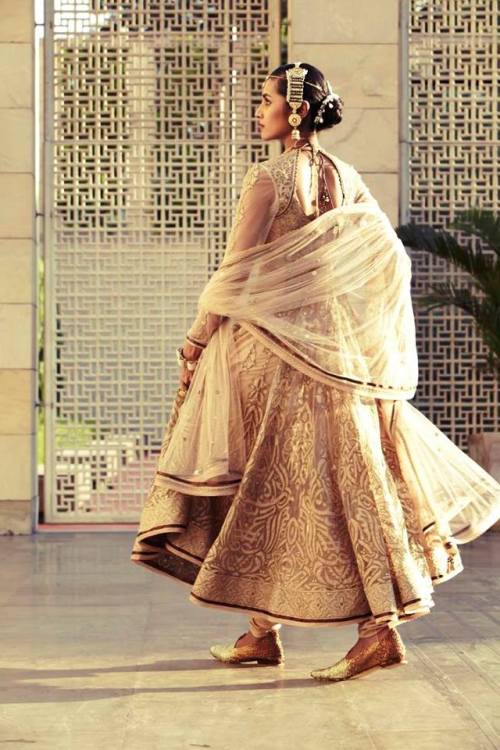beautifulsouthasianbrides:  Outfit by:Tarun Tahiliani