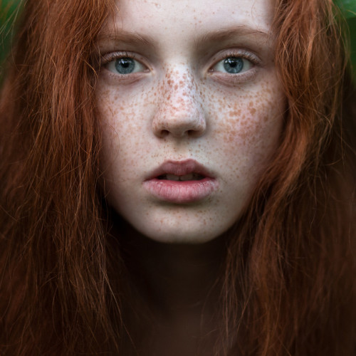 shyandhornythings:  fotografiae:  Wild by timeless-art. http://ift.tt/SVo3AE  A lovely young redhead with freckles :) 