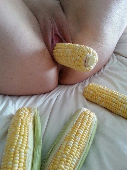 Porn Pics stick-it-inside: stuffmyholesxxx:  Corn cob