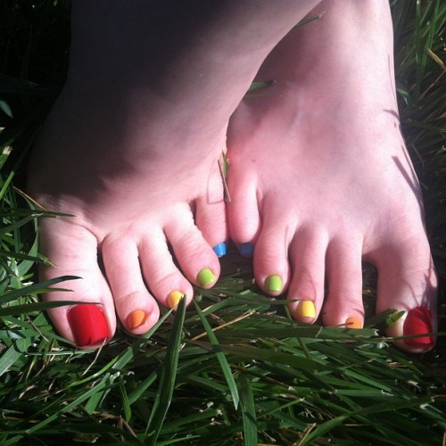 Cute #rainbowtoes #barefeet #grass #feet #footfetish #ohmandy56