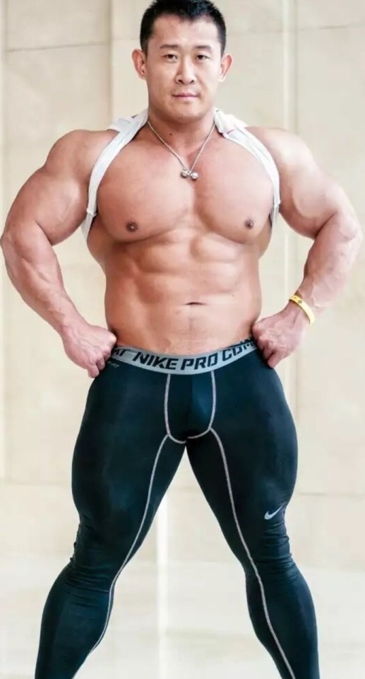 Porn photo :“More muscle, less clothes is my motto.”