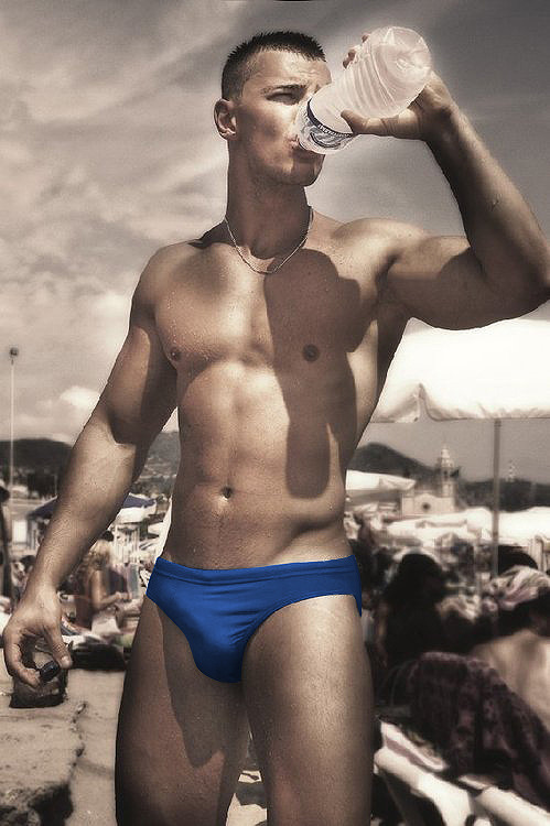 Männer in Speedos