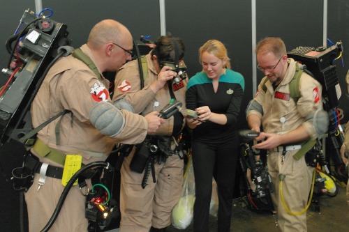 fictionalred:Teaming up with the best!(apparently ghostbusters are huge trekkies)