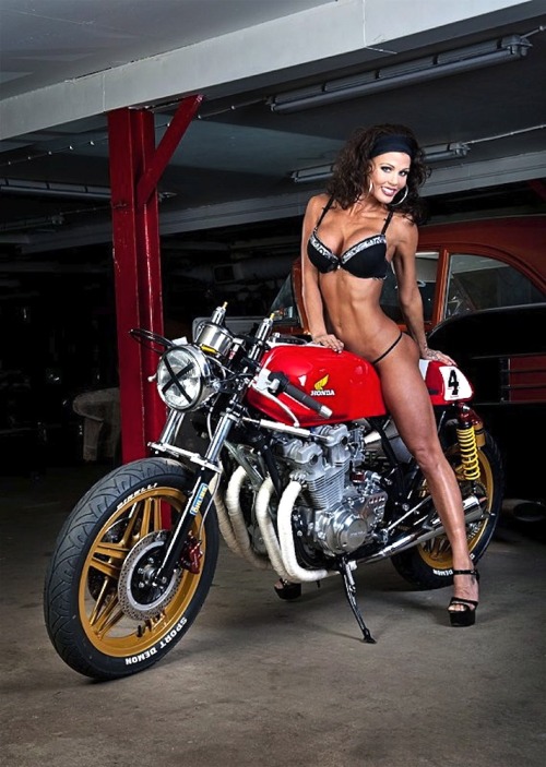 caferacerwomen:  Cafe Racer Design // @caferacerdesignCafe Racer Women // @caferacerwomen   Fucking perfect.  Toss up but I’m still taking the bike. I’d own that bike I’d just use her!