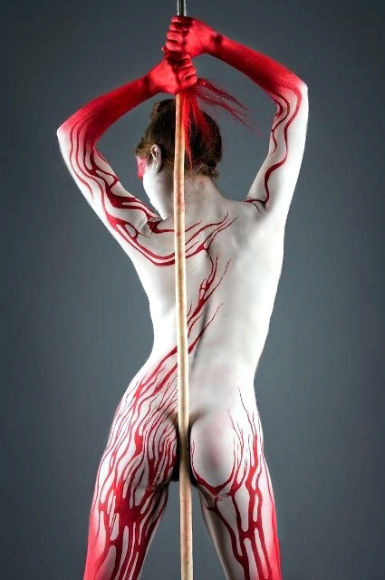 seraphs-synposia:Edit | Body Paint/Photo by unknown | Original Post by draculbodypaint