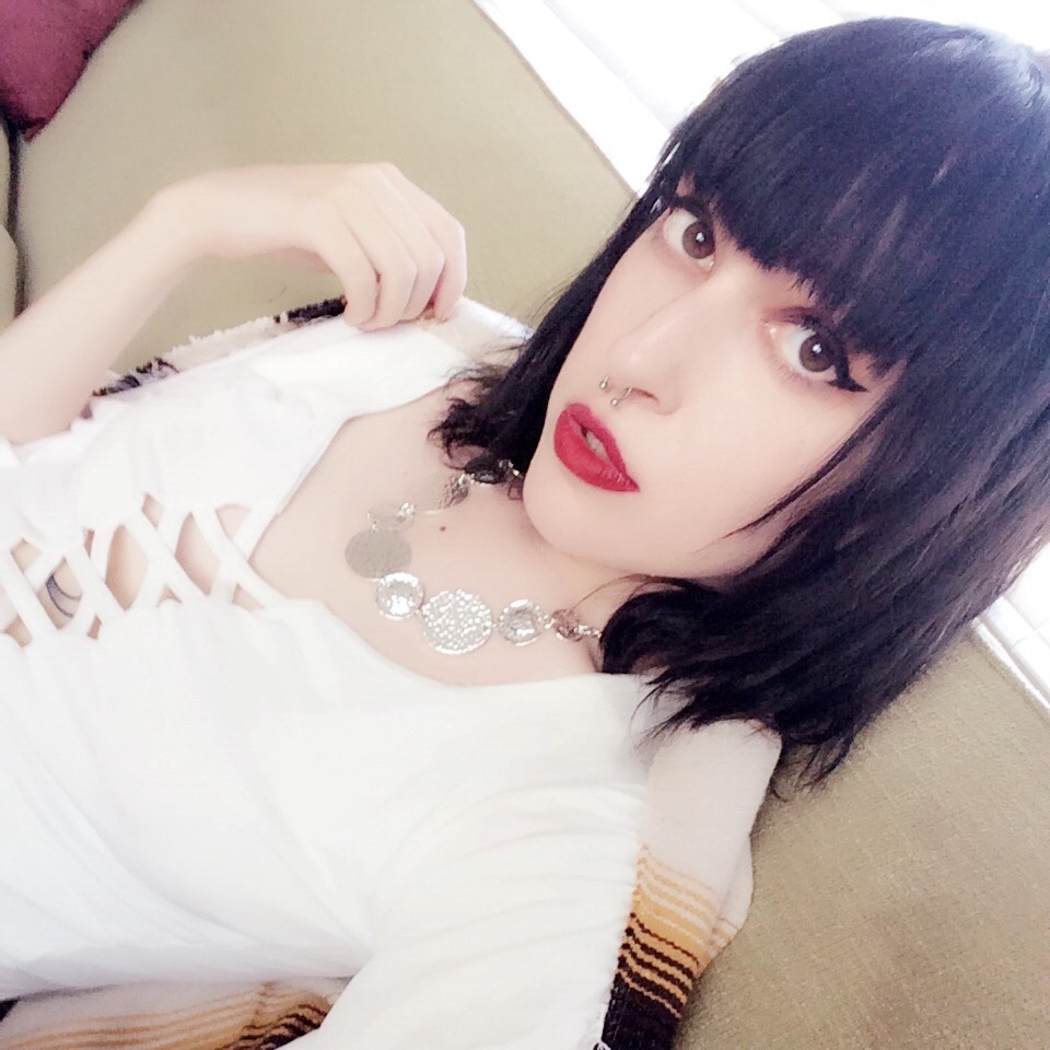 darklittlefaun:  Idk why I hate every photo I take with red lipstick 😑