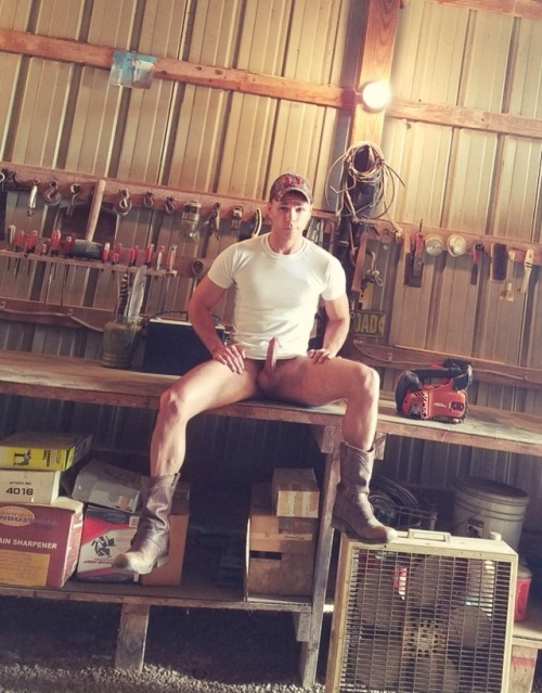 spookkc: Good looking guy and cock size I love to hard working married type. I could discreetly suck