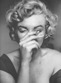 quase-fraqueza:  MARILYNNNN 