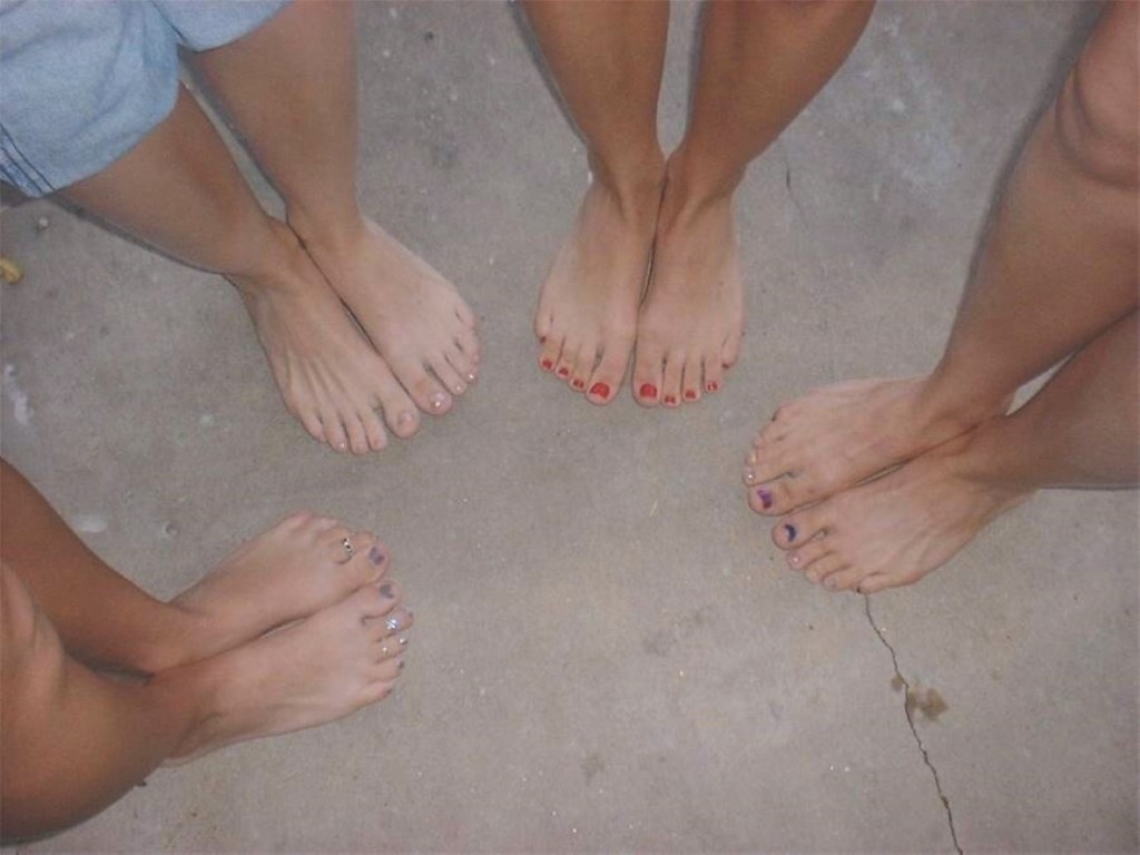 jennsummers50: Three beautiful sisters barefoot in public :)  barefeetinpublic 