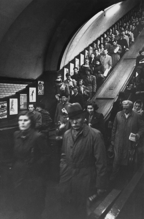 undr:John Chillingworth. Rush hour passengers on an escalator at Piccadilly Circus underground station in London. 1951