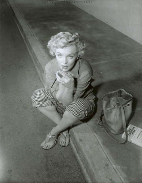 talesfromweirdland:Marilyn Monroe applying makeup on the set of Clash By Night, 1951.Among her posse
