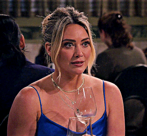 HILARY DUFF as Sophie in HOW I MET YOUR FATHER (2022)↳ 1.04 &ldquo;Dirrty Thirty&rdquo; dir.
