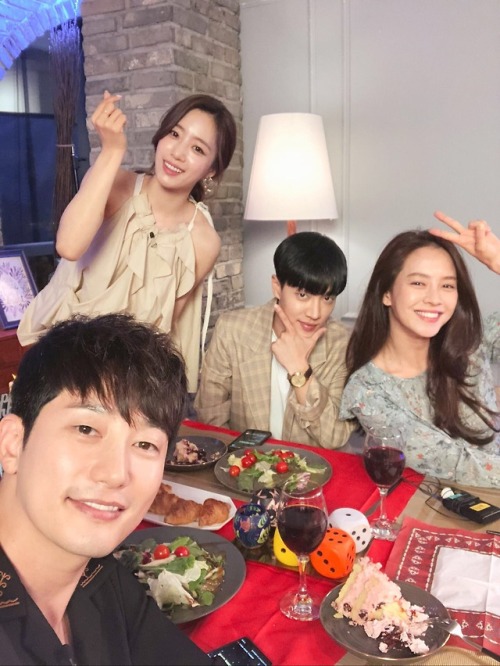 Lovely Horribly early interview on Vlive. What a lovely cast!( cre:VCOOKIE )
