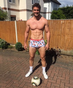 hotfamousmen:  Thom Evans