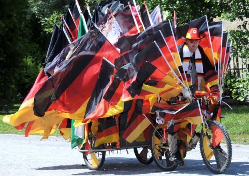 dem-deutschen-volke: willkommen-in-germany: Fussball Flag Mobile GERMAN INTENSIFYING Gee, I wonder