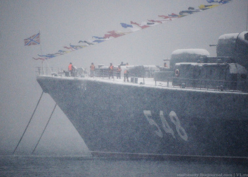 toocatsoriginals:First Major Snow of Winter in Vladivostok, Russia - Udaloy-class destroyer Admiral 