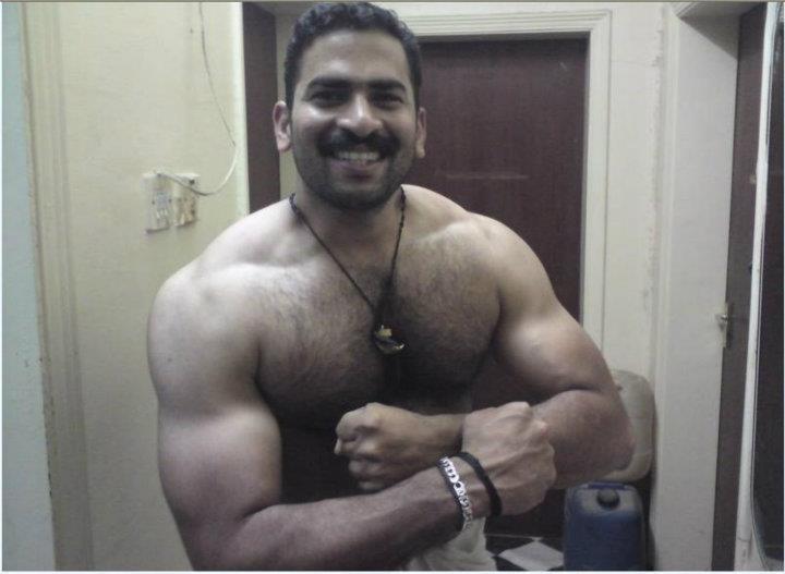 lundraja:  HUNK!!  WOOF so handsome and muscular.