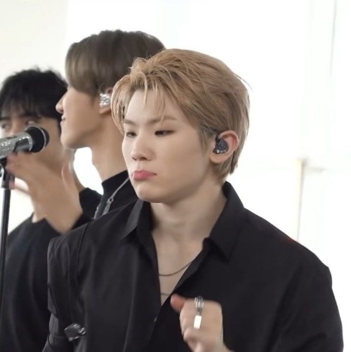 Tell Me Why I Just Saw This Picture Of Jihoon, And Now Im Tempted To A Stripper Reader! Au With ALL Of