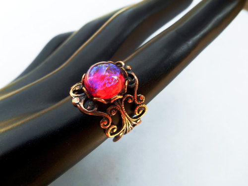 wickedclothes:Vintage Dragon’s Breath RingA fine cut of dragon’s breath rests on this co