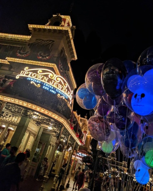 YAY BALLOONS . . . . . . #Mainstreetusa #magickingdom #disneyworld  www.instagram.com/p/Bq0d