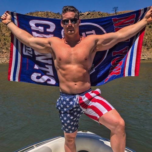 straightdudesexting:New York Giants Full Back hunk Shane Smith 🏈