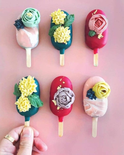 mymodernmet:Baker Creates Cake Pops That Are Tiny Edible Sculptures on a Stick