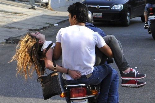 realidad-retorcida:   La  estudiante y modelo venezolana, Génesis Carmona, fallece durante  protestas contra el Gobierno de Nicolás Maduro. Aquí es trasladada al  hospital tras recibir un disparo en la cabeza 2014.  