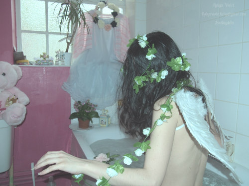 rottinggirlsrestingplace:  Waited for a god to answer me but instead I drowned my sins for a minute and wasted time until the water got cold!  