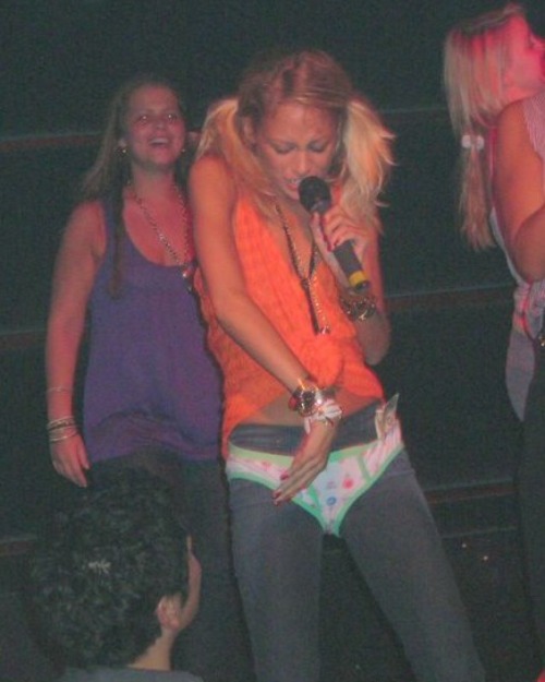 popculturediedin2009:Nicole Richie and Lindsay Lohan sing karaoke at Guy’s, July 2006