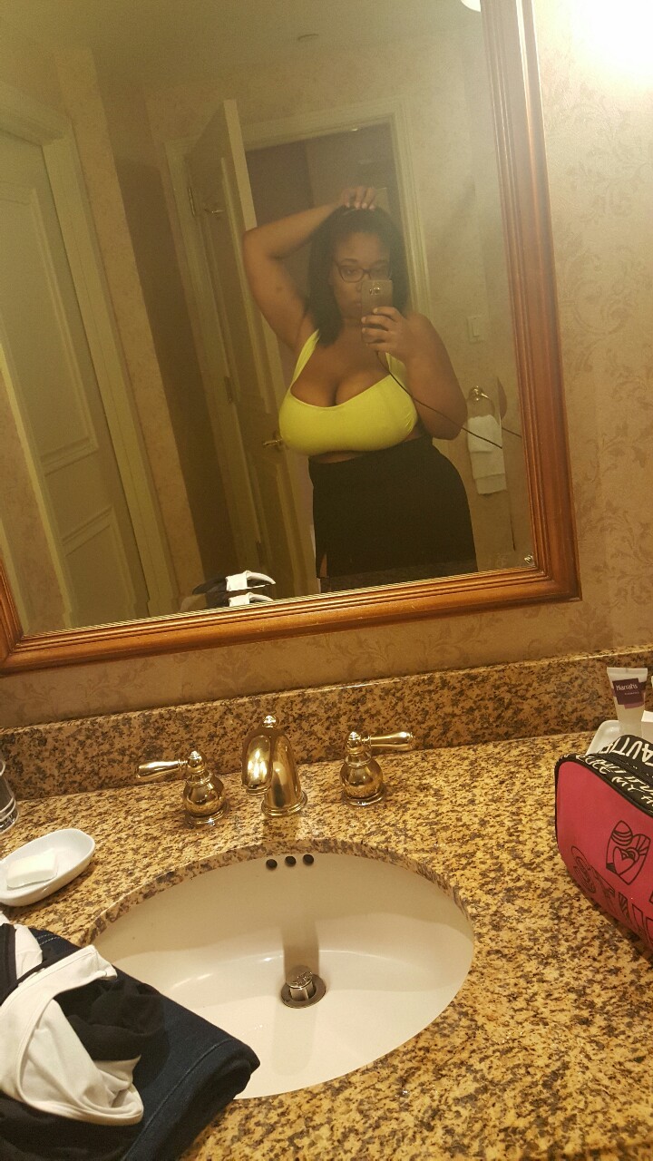 mrsmashadams:  missbuttercupifurnasty:  Pool bound  👀