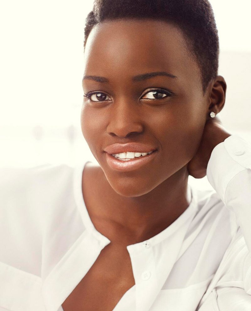 Lupita Nyong’o é estrela da Lancôme
Desde Halle Berry, Hollywood não lança uma atriz negra tão badalada quanto Lupita Nyong’o. Além do Oscar de Melhor Atriz Coadjuvante por ‘12 Anos de Escravidão’, brilhar no tapete vermelho usando um Prada azul...