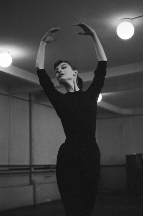 miss-vanilla: David Seymour - Audrey Hepburn during ballet rehearsal for the film “Funny Face”, Pari