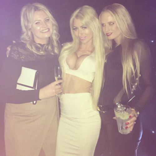faketitlover396: barbiekiller-xoxo:  Last night #blondes  Love that bimbo in the middle. So fucking 