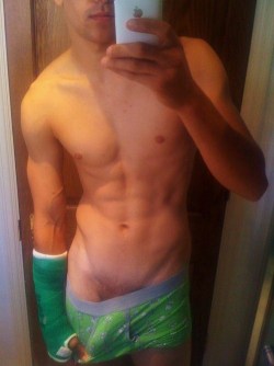 vikingbulges:  http://www.hungland.com/  those LIPS, that BODY, and that BULGE!!!!! this guy is hot as fuck!!!!  ENGLISH SOCCER FREAK!