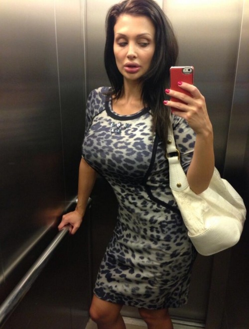 amateurs69:  anyone have some more of her?? amateurs69.tumblr.com  Sexy look