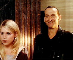 pinchtheprincess:  angstinspace:  nine looking at rose → the end of the world   #THE WAY HE LOOKS AT HER PLEAAAAAASE #HOW CAN YOU NOT SHIP NINE AND ROSE #WHEN HE’S LOOKING AT HER WITH SUCH UTTER ADORATION #HOWWWWWW (taggy goodness from winterinthetardis) 