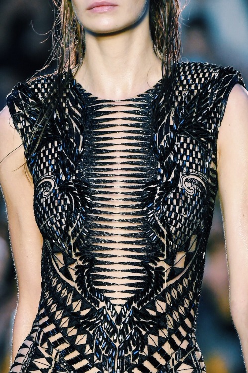 fashionfeude: Detail at Julien Macdonald Spring Summer 2016 | LFW