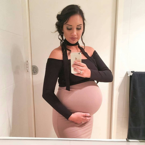 Few extremely hot & sexy pregnant girls!